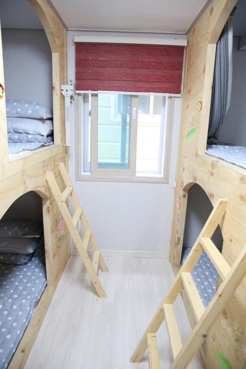 Coco Capsule Guesthouse Пусан Екстериор снимка
