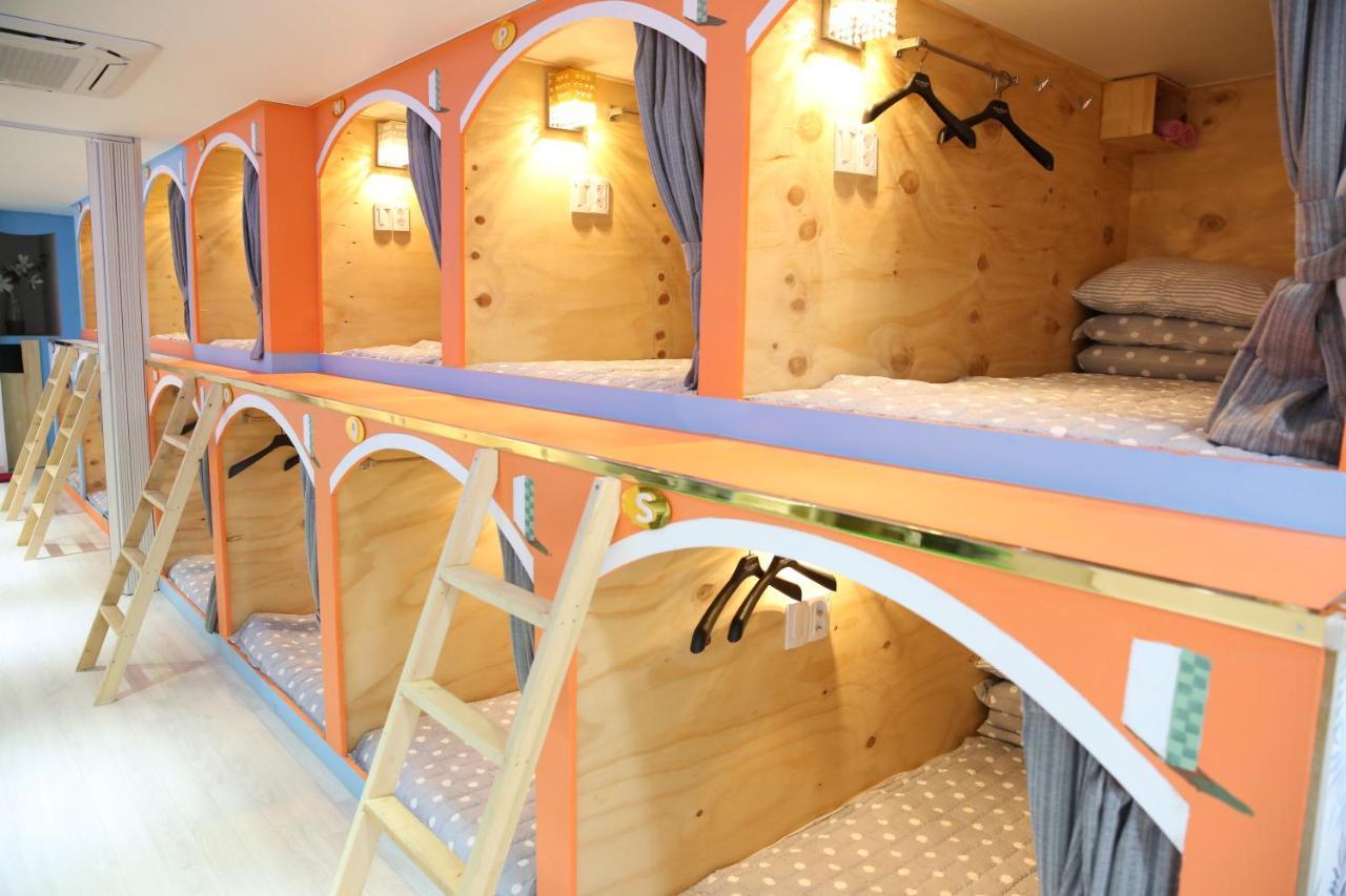 Coco Capsule Guesthouse Пусан Екстериор снимка