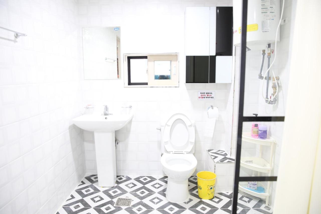 Coco Capsule Guesthouse Пусан Екстериор снимка