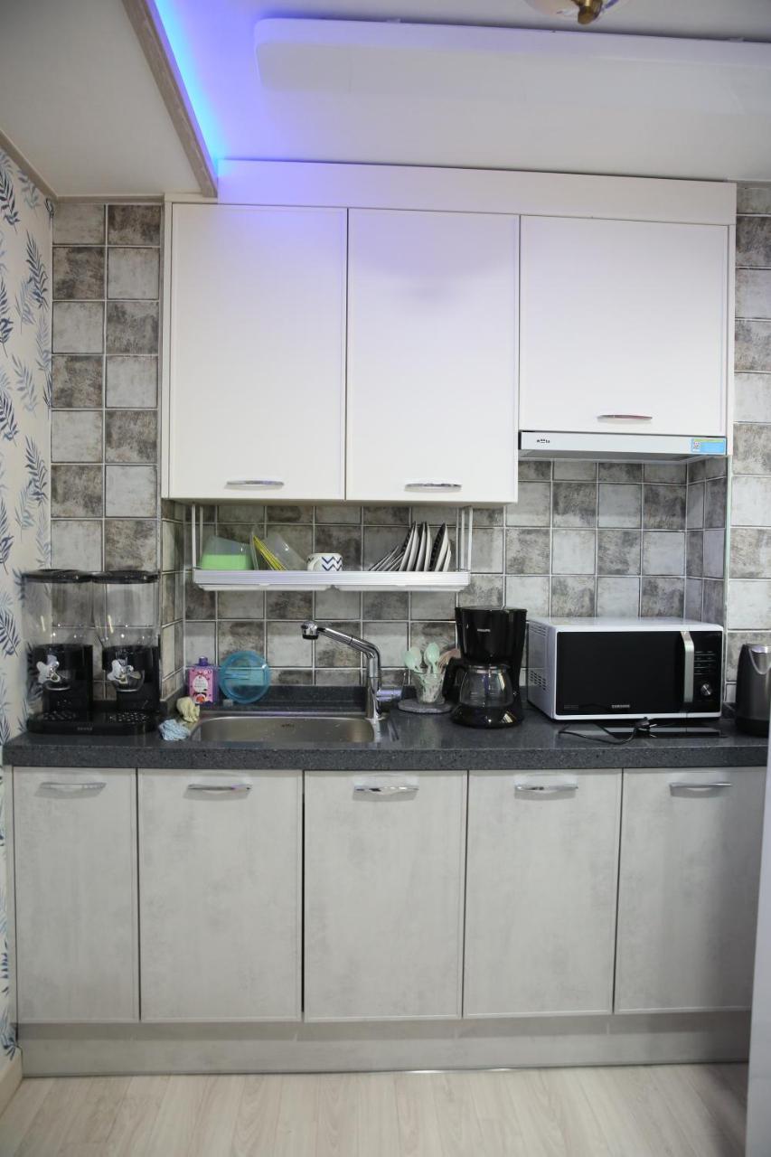 Coco Capsule Guesthouse Пусан Екстериор снимка