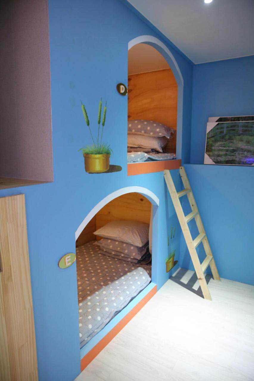Coco Capsule Guesthouse Пусан Екстериор снимка