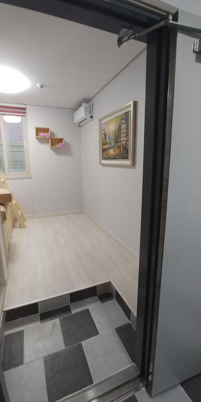 Coco Capsule Guesthouse Пусан Екстериор снимка