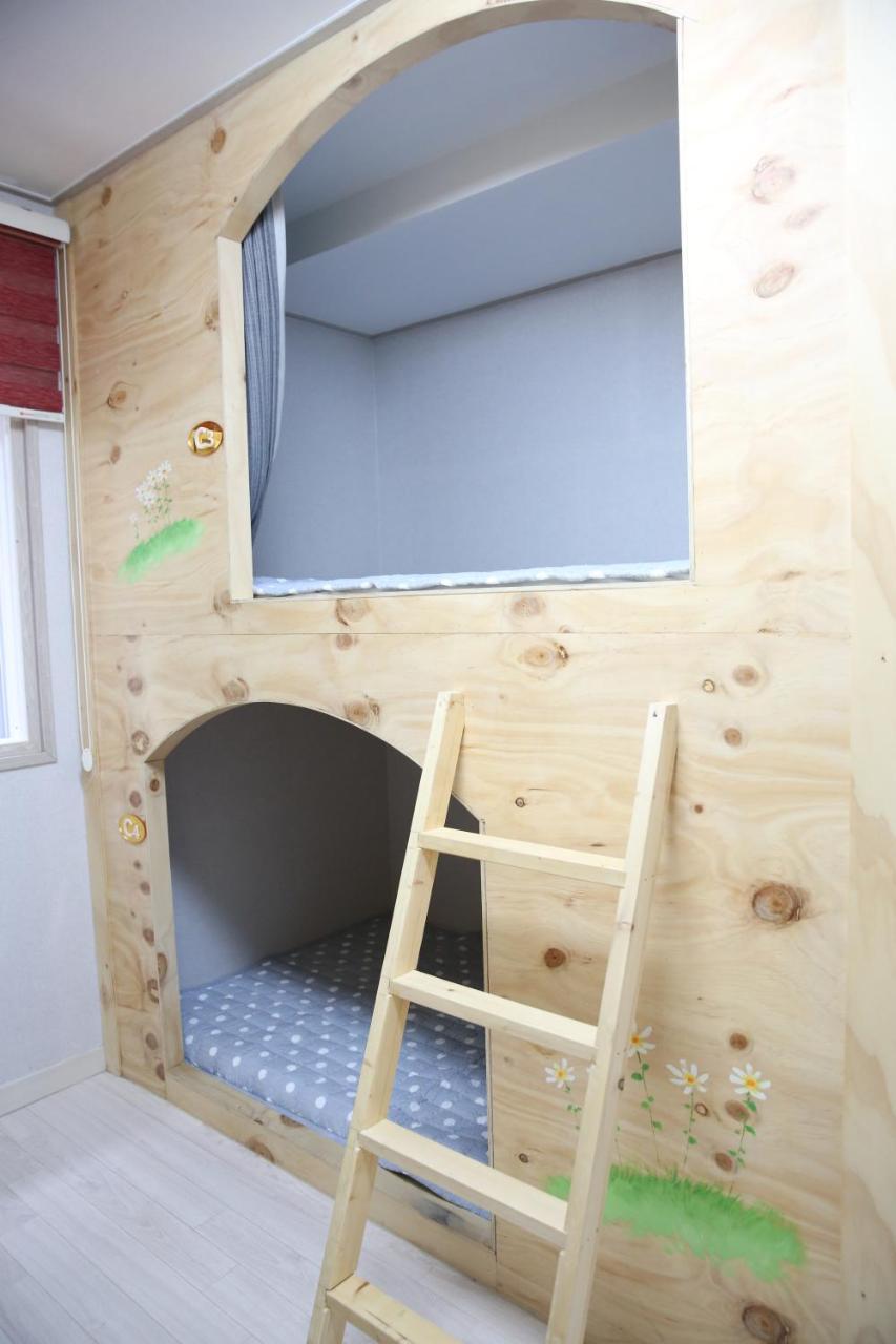 Coco Capsule Guesthouse Пусан Екстериор снимка