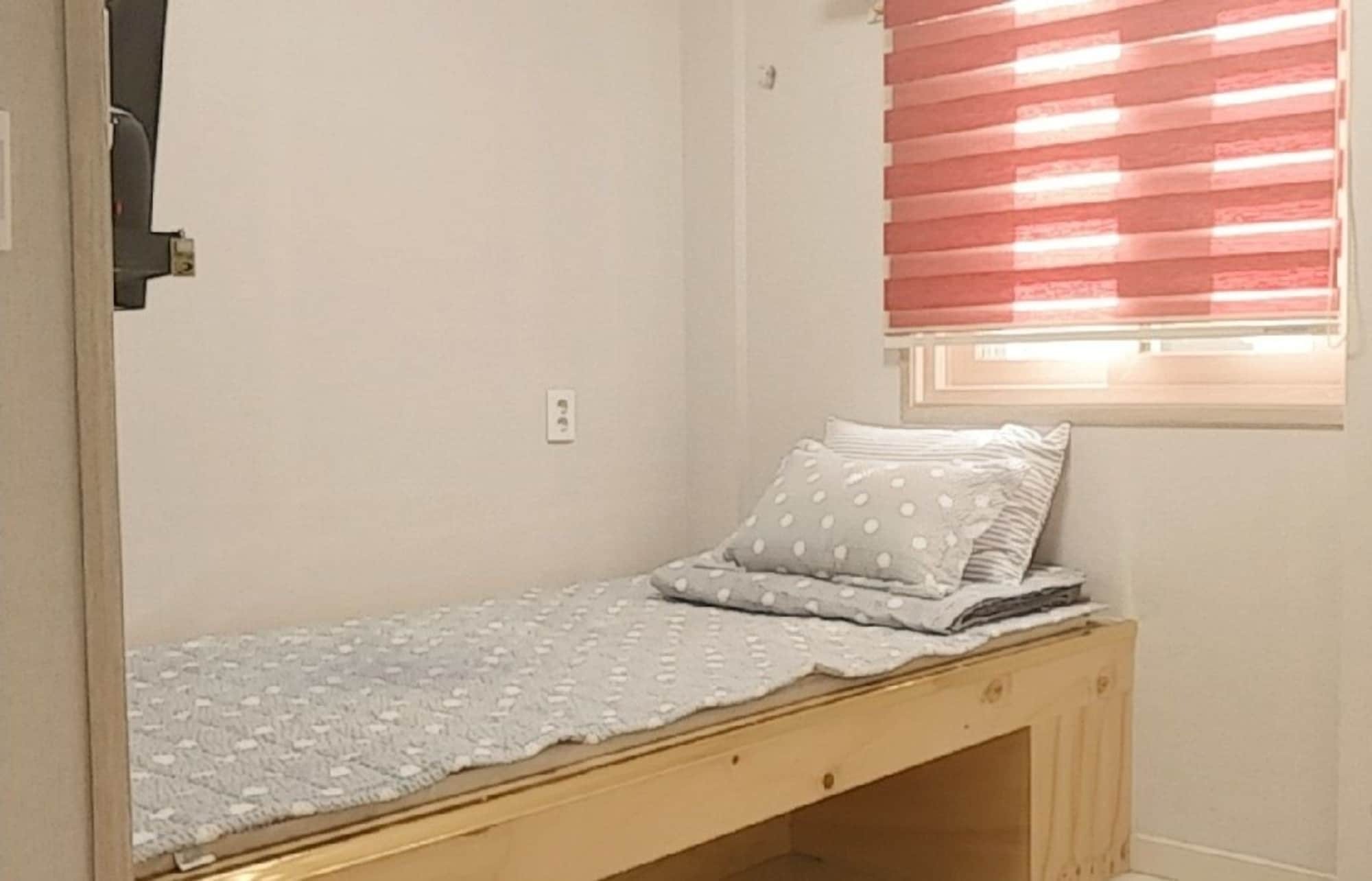 Coco Capsule Guesthouse Пусан Екстериор снимка